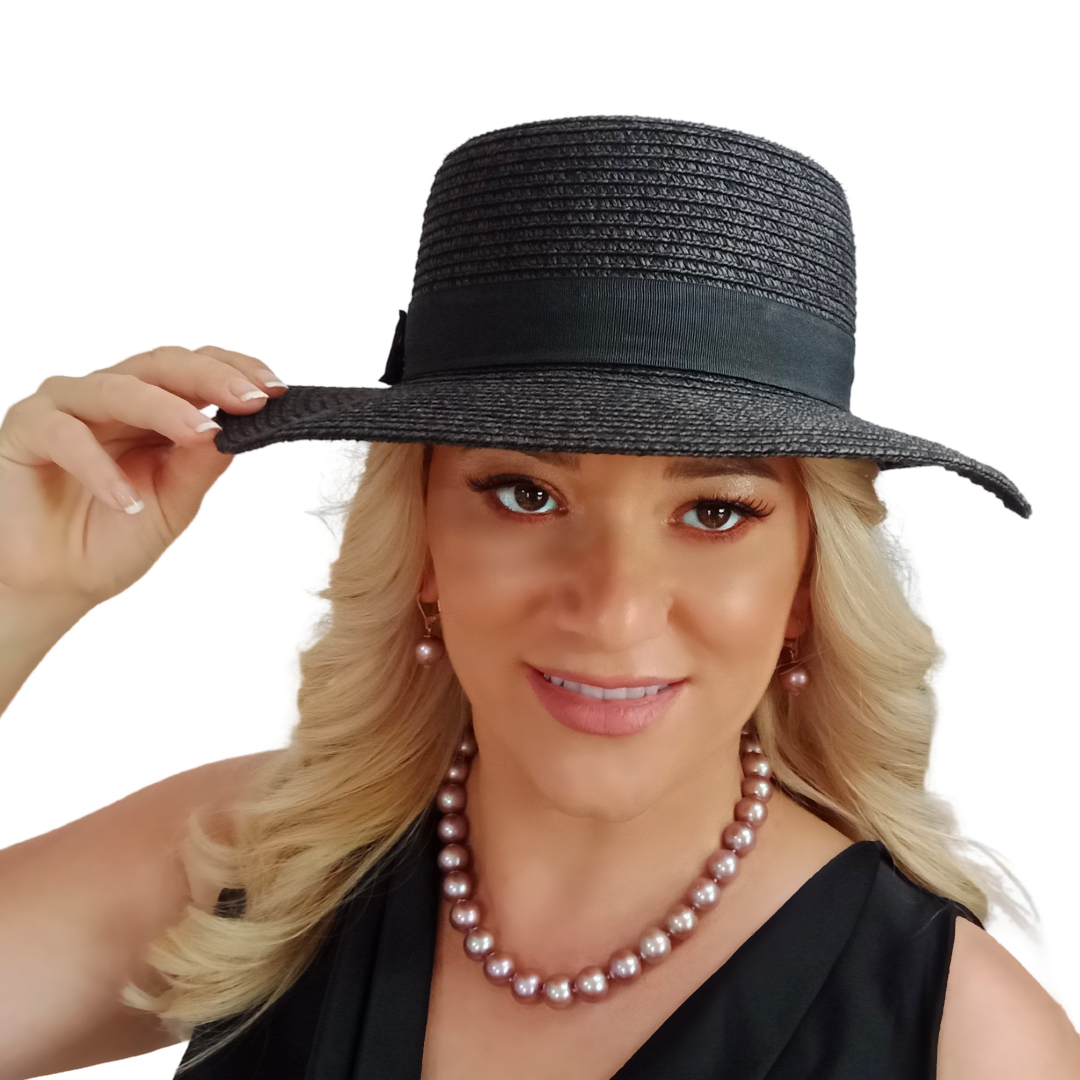 Colier cu Perle Edison Lavandă 10–12 mm, Aur Alb, Vedere Frontală pe Model cu Pălărie